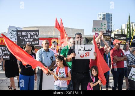 Tel Aviv, Israël. 08 juin 2024. Les Israéliens tiennent des pancartes contre la guerre en arabe, hébreu et anglais pendant la manifestation. Des militants israéliens arabes et juifs pour la paix se sont rassemblés pour une manifestation conjointe contre la guerre Israël-Hamas à Gaza, demandant un cessez-le-feu et un accord d'otages le jour de l'opération de sauvetage des otages de Tsahal à Nuseirat. Crédit : SOPA images Limited/Alamy Live News Banque D'Images