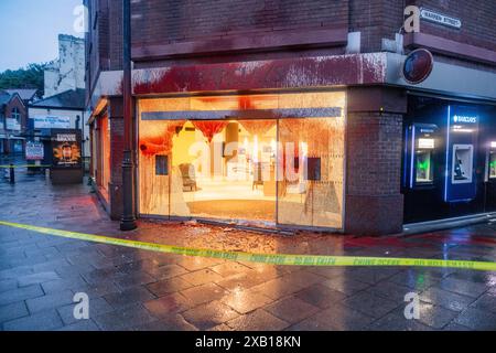 Stockport, Royaume-Uni. 10 JUIN 2024. Le groupe d'action directe cible la succursale Stockport de la banque Barclays sur Bridge Street. Le groupe d'action directe a ciblé d'autres branches au cours des dernières semaines et à cette occasion a brisé des fenêtres et pulvérisé le bâtiment avec de la peinture rouge. Crédit Milo Chandler/Alamy Live News Banque D'Images