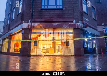 Stockport, Royaume-Uni. 10 JUIN 2024. Le groupe d'action directe cible la succursale Stockport de la banque Barclays sur Bridge Street. Le groupe d'action directe a ciblé d'autres branches au cours des dernières semaines et à cette occasion a brisé des fenêtres et pulvérisé le bâtiment avec de la peinture rouge. Crédit Milo Chandler/Alamy Live News Banque D'Images