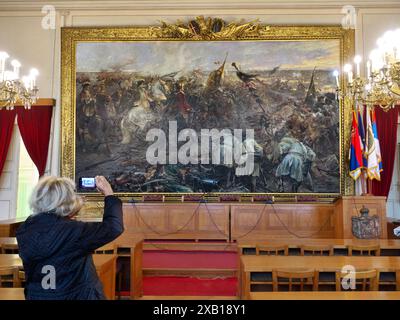 Touriste prenez une photo de la peinture 'bataille de Zenta' dans le Hall du comté de Sombor, Serbie Banque D'Images