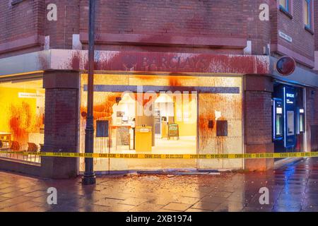 Stockport, Royaume-Uni. 10 JUIN 2024. Le groupe d'action directe cible la succursale Stockport de la banque Barclays sur Bridge Street. Le groupe d'action directe a ciblé d'autres branches au cours des dernières semaines et à cette occasion a brisé des fenêtres et pulvérisé le bâtiment avec de la peinture rouge. Crédit Milo Chandler/Alamy Live News Banque D'Images