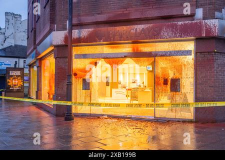 Stockport, Royaume-Uni. 10 JUIN 2024. Le groupe d'action directe cible la succursale Stockport de la banque Barclays sur Bridge Street. Le groupe d'action directe a ciblé d'autres branches au cours des dernières semaines et à cette occasion a brisé des fenêtres et pulvérisé le bâtiment avec de la peinture rouge. Crédit Milo Chandler/Alamy Live News Banque D'Images