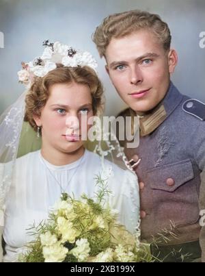 Personnes, mariage, couple nuptial, femme en robe de mariée et homme en uniforme de la Wehrmacht, vers 1942, ÉDITORIAL-USE-ONLY Banque D'Images