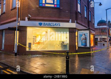 Stockport, Royaume-Uni. 10 JUIN 2024. Le groupe d'action directe cible la succursale Stockport de la banque Barclays sur Bridge Street. Le groupe d'action directe a ciblé d'autres branches au cours des dernières semaines et à cette occasion a brisé des fenêtres et pulvérisé le bâtiment avec de la peinture rouge. Crédit Milo Chandler/Alamy Live News Banque D'Images