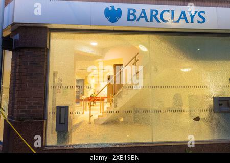 Stockport, Royaume-Uni. 10 JUIN 2024. Le groupe d'action directe cible la succursale Stockport de la banque Barclays sur Bridge Street. Le groupe d'action directe a ciblé d'autres branches au cours des dernières semaines et à cette occasion a brisé des fenêtres et pulvérisé le bâtiment avec de la peinture rouge. Crédit Milo Chandler/Alamy Live News Banque D'Images