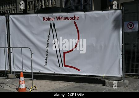 Cologne, Allemagne. 09 juin 2024. Panneau annonçant la semaine du vin de Cologne. Crédit : Horst Galuschka/dpa/Alamy Live News Banque D'Images