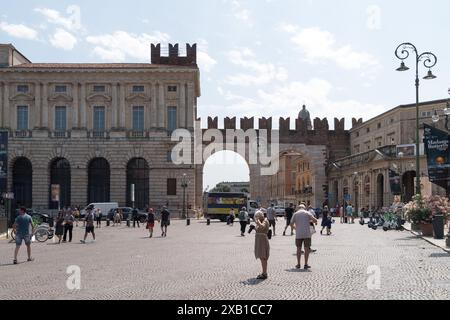 I Portoni della Bra (porte de Bra) en gothique Mura scaligere di Verona (murs de Scaliger de Vérone) construit en XIII et XIV siècle sur la Piazza Bra en c historique Banque D'Images