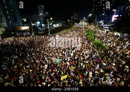 Pékin, tel Aviv. 8 juin 2024. Les gens prennent part à une manifestation pour réclamer un cessez-le-feu immédiat à Gaza et un accord pour la libération des otages restants détenus par le Hamas, à tel Aviv, en Israël, le 8 juin 2024. Crédit : Jamal Awad/Xinhua/Alamy Live News Banque D'Images