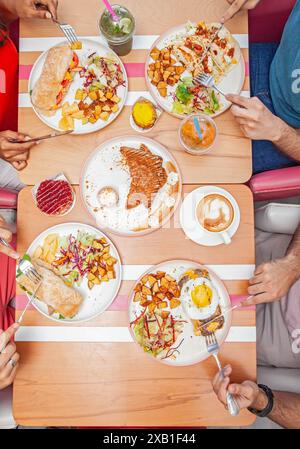 Brunch avec des amis se régalant de passer un bon moment. Banque D'Images