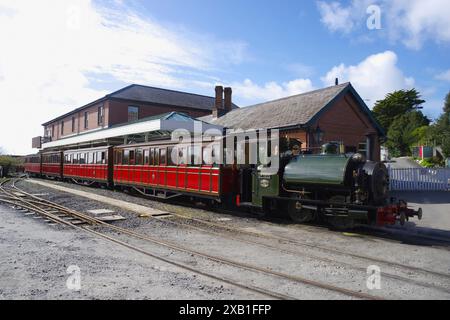 Locomotive à vapeur à voie étroite, gare de Tywyn Wharf, chemin de fer de Tal y Llyn, pays de Galles du Nord, Banque D'Images