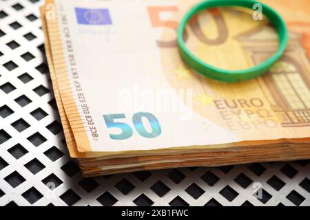 Gros plan de billets de cinquante euros empilés sur une table Banque D'Images