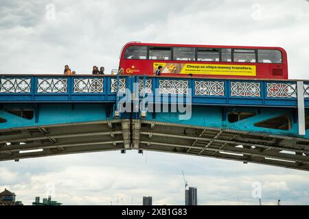 Gros plan d'un bus à impériale rouge sur la section centrale de Tower Bridge depuis la Tamise Banque D'Images
