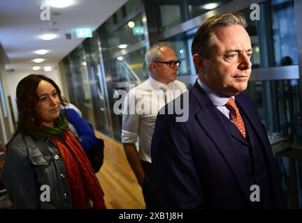 Bruxelles, Belgique. 10 juin 2024. Le président de la N-va, Bart de Wever, arrive au bureau du parti nationaliste flamand N-va, lundi 10 juin 2024 à Bruxelles, après les élections régionales, fédérales et européennes d'hier. BELGA PHOTO DIRK WAEM crédit : Belga News Agency/Alamy Live News Banque D'Images