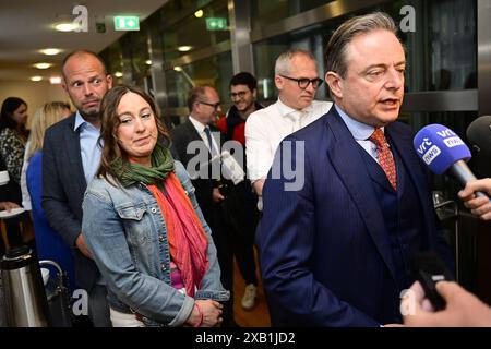 Bruxelles, Belgique. 10 juin 2024. Le président de la N-va, Bart de Wever, arrive au bureau du parti nationaliste flamand N-va, lundi 10 juin 2024 à Bruxelles, après les élections régionales, fédérales et européennes d'hier. BELGA PHOTO DIRK WAEM crédit : Belga News Agency/Alamy Live News Banque D'Images