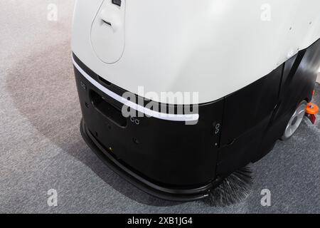Aspirateur robot industriel au travail Banque D'Images