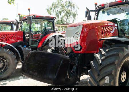 Rangée de tracteurs agricoles rouges à vendre Banque D'Images