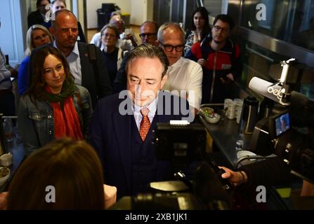 Bruxelles, Belgique. 10 juin 2024. Le président de la N-va, Bart de Wever, arrive au bureau du parti nationaliste flamand N-va, lundi 10 juin 2024 à Bruxelles, après les élections régionales, fédérales et européennes d'hier. BELGA PHOTO DIRK WAEM crédit : Belga News Agency/Alamy Live News Banque D'Images