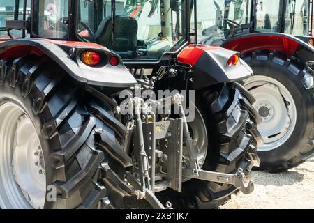 Rangée de tracteurs agricoles rouges à vendre Banque D'Images