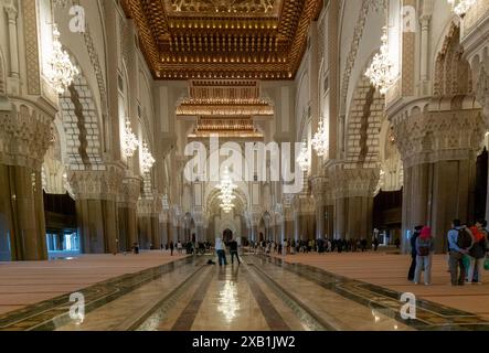 Casablanca, Maroc - 29 mars 2024 : touristes appréciant une visite à la mosquée Hassan II dans le centre-ville de Casablanca Banque D'Images