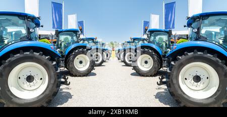 Rangée de tracteurs agro-culturels à vendre Banque D'Images