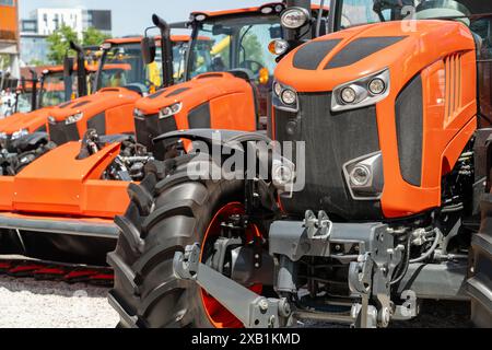 Rangée de tracteurs agro-culturels à vendre Banque D'Images