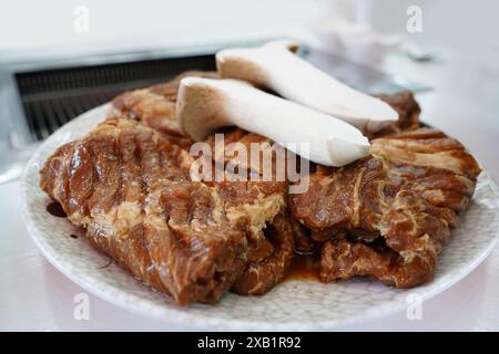 L'un des plats coréens les plus populaires, il a bon goût lorsqu'il est grillé avec des côtes de bœuf ou de porc assaisonnées Banque D'Images