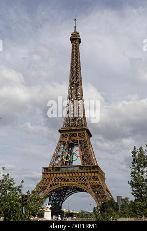 Anneaux olympiques sur la Tour Eiffel. Paris, France. Crédit : Gerard Crossay/Alamy Stock photo Banque D'Images