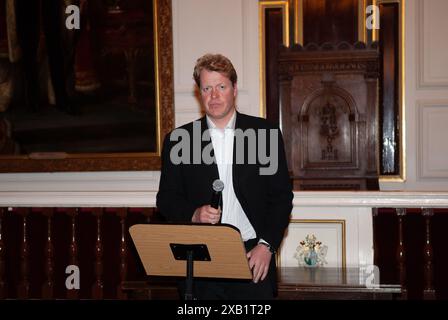 FICHIERS PHOTOS. 10 juin 2024. Charles Spencer, frère de la défunte princesse Diana, doit divorcer pour la troisième fois. Son épouse Karen Gordon est une philanthrope canadienne. Ils se sont mariés en juin 2011 dans le domaine d'Althorp, où la princesse Diana est enterrée. Windsor, Royaume-Uni. 20 septembre 2007. Charles Spencer donne une conférence et signe des livres au Guildhall de Windsor, Berkshire, au sujet de son livre récemment publié Prince Rupert, The Last Cavalier. Crédit : Maureen McLean/Alamy Banque D'Images