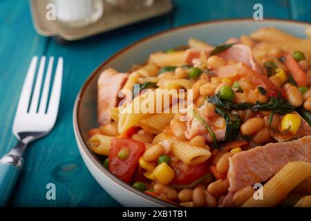 Pâtes et bacon bolognaise garni d'herbes. Banque D'Images