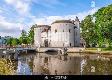 Kruispoort, ou porte de Croix, est la porte la mieux conservée de Bruges en Belgique Banque D'Images