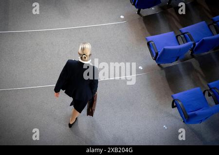 Alice Weidel - Bundestag DEU, Deutschland, Allemagne, Berlin, 06.06.2024 Alice Weidel , AFD Alternative fuer Deutschland , waehrend der Debatte BEI einer Sitzung des Deutschen Bundestages ueber die Regierungserklaerung zum Thema Sicherheit an den Bundestag AM 06.06. 2024 im Deutschen Bundestag in Berlin Deutschland fr : Alice Weidel , AFD Alternative pour l'Allemagne lors du débat lors d'une réunion du Bundestag allemand sur la déclaration du gouvernement sur la sécurité au Bundestag le 6 juin. 2024 au Bundestag allemand à Berlin Allemagne, la chancelière allemande a déclaré que les criminels graves devraient être déportés Banque D'Images