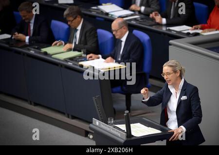 Alice Weidel - Bundestag DEU, Deutschland, Allemagne, Berlin, 06.06.2024 Rede von Alice Weidel , AFD Alternative fuer Deutschland , mit im Hintergrund die Regierungsbank mit Christian Lindner , Bundesfinanzminister FDP , Robert Habeck , Bundesminister fuer Wirtschaft und Klimaschutz und Vizekanzler, Buendnis 90 Die Gruenen, und Olaf Scholz , Bundeskanzler SPD v.l.n.r. waehrend der Debatte BEI einer Sitzung des Deutschen Bundestages ueber die Regierungserklaerung zum Thema Sicherheit an den Bundestag AM 06.06. 2024 im Deutschen Bundestag in Berlin Deutschland fr : discours d'Alice Weidel , AFD Alte Banque D'Images