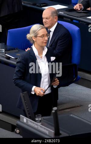 Alice Weidel - Bundestag DEU, Deutschland, Allemagne, Berlin, 06.06.2024 Rede von Alice Weidel , AFD Alternative fuer Deutschland , mit im Hintergrund die Regierungsbank mit Olaf Scholz , Bundeskanzler SPD v.l.n.r. waehrend der Debatte BEI einer Sitzung des Deutschen Bundestages ueber die Regierungserklaerung zum Thema Sicherheit an den Bundestag AM 06.06. 2024 im Deutschen Bundestag in Berlin Deutschland fr : discours d'Alice Weidel , AFD Alternative pour l'Allemagne , avec en arrière-plan le banc du gouvernement avec Olaf Scholz , Chancelier fédéral SPD f.l.t.r. lors du débat lors d'une réunion du G Banque D'Images