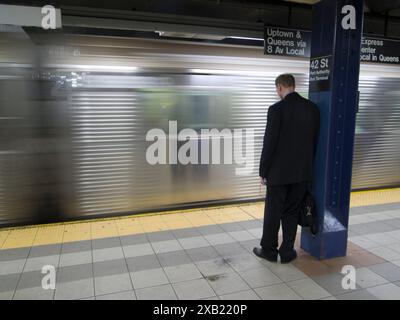 Les voyageurs en attente dans le métro à New York, New York. Banque D'Images