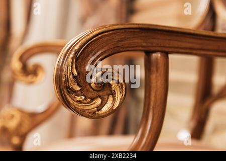Poignée sculptée de fauteuil en bois vintage, gros plan photo avec mise au point sélective Banque D'Images