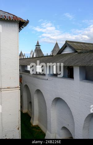 Vue de la galerie sur le mur de la forteresse médiévale du monastère dans le Kremlin à Rostov le Grand Banque D'Images