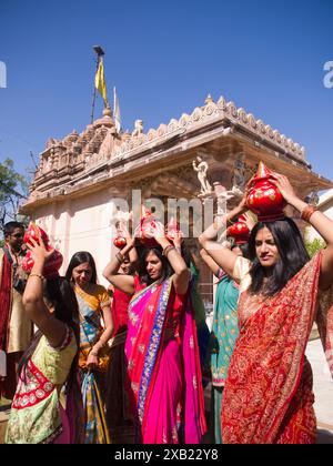 Défilé rituel lors d'un mariage à Ahmedabad, Gujarat, Inde. Banque D'Images