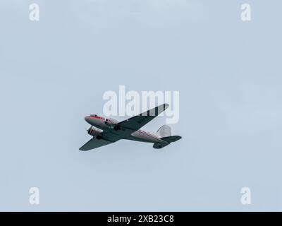 Normandie, France – 8 juin 2024 : la Royal Thai Air Force Douglas (Basler) BT-67 Turbo-67 (DC-3) Reg. Pendant le jour J le 80e anniversaire du débarquement de Banque D'Images