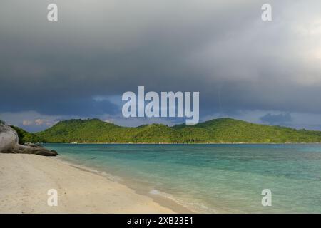 Indonésie Iles Anambas - Telaga Island paysage de plage Banque D'Images