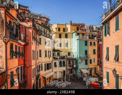 Bâtiments colorés à Vernazza, Cinque Terre, Italie par jour ensoleillé. Banque D'Images