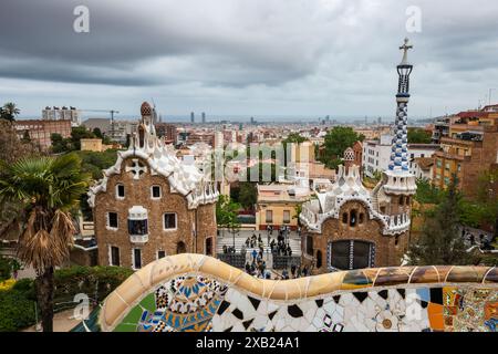 Le célèbre parc Guell de Gaudi à Barcelone, en Espagne, par temps nuageux. Banque D'Images