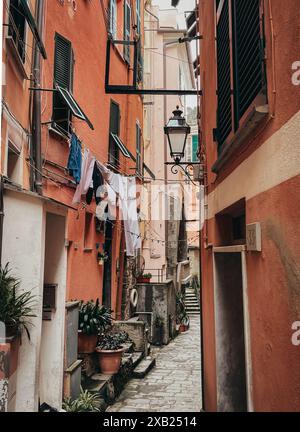 Blanchisserie suspendue dans une rue étroite à Vernazza, Cinque Terre, Italie. Banque D'Images