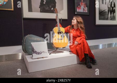 Londres, Royaume-Uni. 10 juin 2024. An Eric Clapton : The Martin 000-28 Flat-Top guitare acoustique utilisé par Clapton pour composer The Timeless Ballad Wonderful Tonight, His Love Song to Pattie Boyd, 1974. (Estimation:) £300 000 - £400,000. L'avant-première de Bonhams Rock Pop et vente de films. La vente a lieu le 12 juin à Bonhams Knightsbridge. Credit : amer Ghazzal/Alamy Live News Banque D'Images