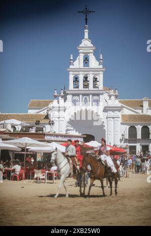 Foule dans l'Ermita del Rocio pendant la fête de la vierge. Banque D'Images