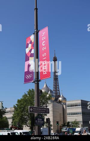 pic Shows : signe des Jeux Olympiques avec Tour Eiffel en arrière-plan. Alors que la ville se prépare pour les Jeux Olympiques avec des fermetures de routes et des nettoyages perturbant la maladie Banque D'Images