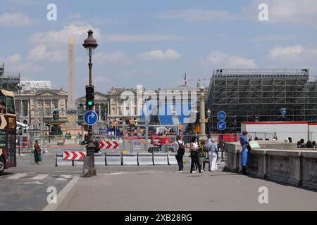 pic Shows : le stade de BMX est en construction sur la place de la Concorde alors que la ville se prépare pour les Jeux olympiques avec des fermetures de routes et des nettoyages perturbant le da Banque D'Images