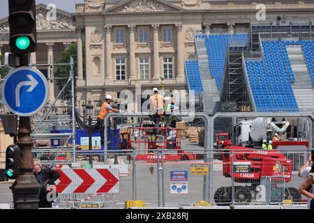 pic Shows : le stade de BMX est en construction sur la place de la Concorde alors que la ville se prépare pour les Jeux olympiques avec des fermetures de routes et des nettoyages perturbant le da Banque D'Images