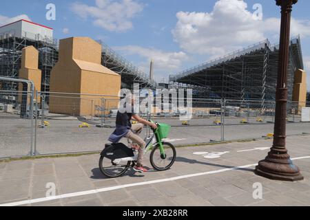 pic Shows : le stade de BMX est en construction sur la place de la Concorde alors que la ville se prépare pour les Jeux olympiques avec des fermetures de routes et des nettoyages perturbant le da Banque D'Images