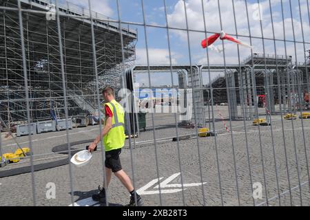 pic Shows : le stade de BMX est en construction sur la place de la Concorde alors que la ville se prépare pour les Jeux olympiques avec des fermetures de routes et des nettoyages perturbant le da Banque D'Images