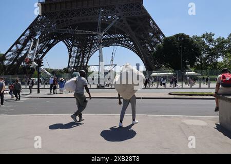 pic Shows : colporteurs devant la Tour Eiffel alors que la ville se prépare pour les Jeux olympiques avec des fermetures de routes et des nettoyages perturbant la vie quotidienne de par Banque D'Images